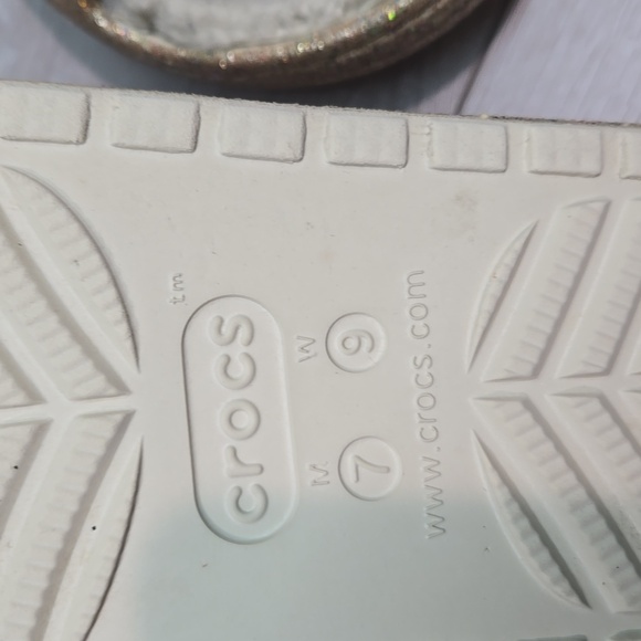 CROCS Women Gold  Glitter Slippers Platform Sandals Shoes Sz 9 - Picture 11 of 13